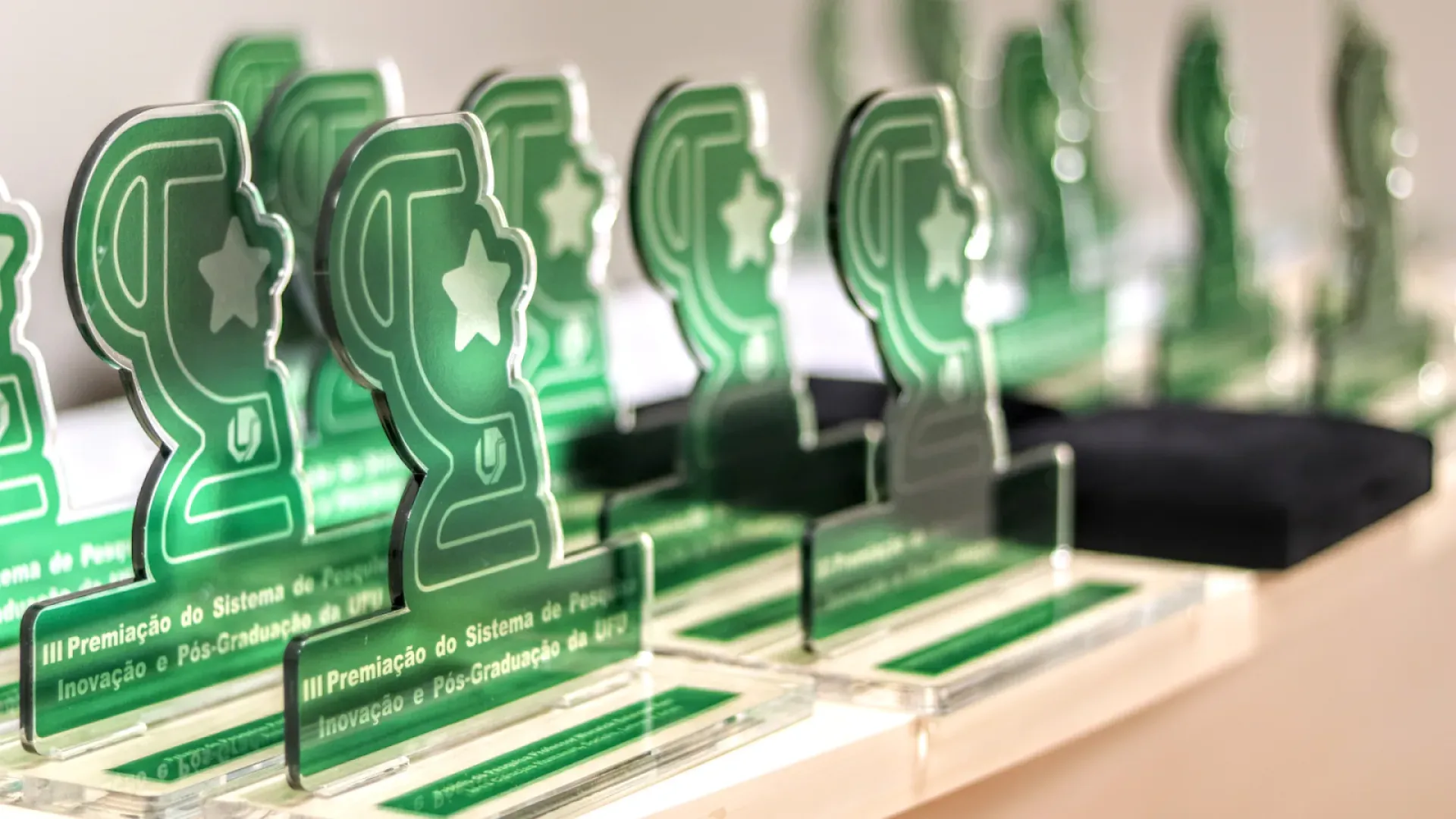 Troféus da III Premiação do Sistema de Pesquisa, Inovação e Pós-Graduação da UFU, realizada em 2024