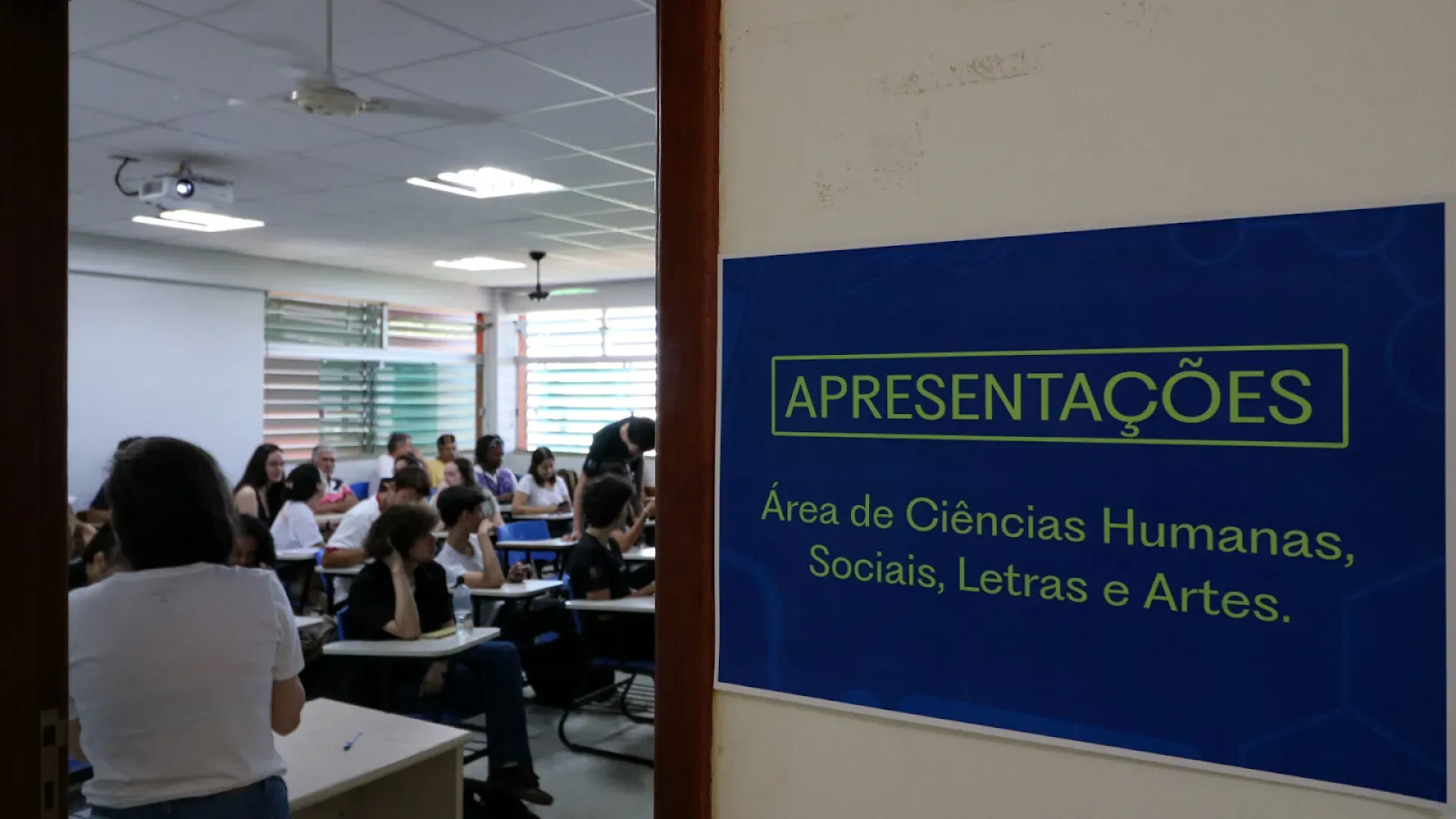 Foto de uma sala de apresentação de ICs