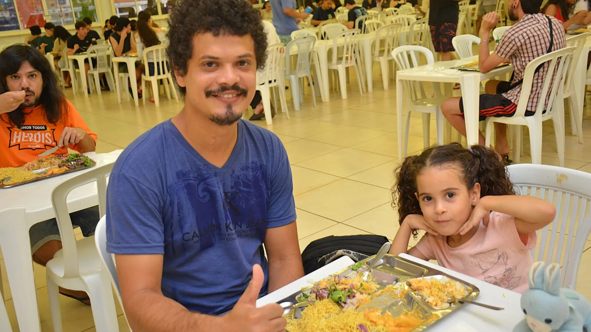 Um estudante pai acompanhado pela sua filha, menor de 5 anos, no almoço no RU Santa Mônica