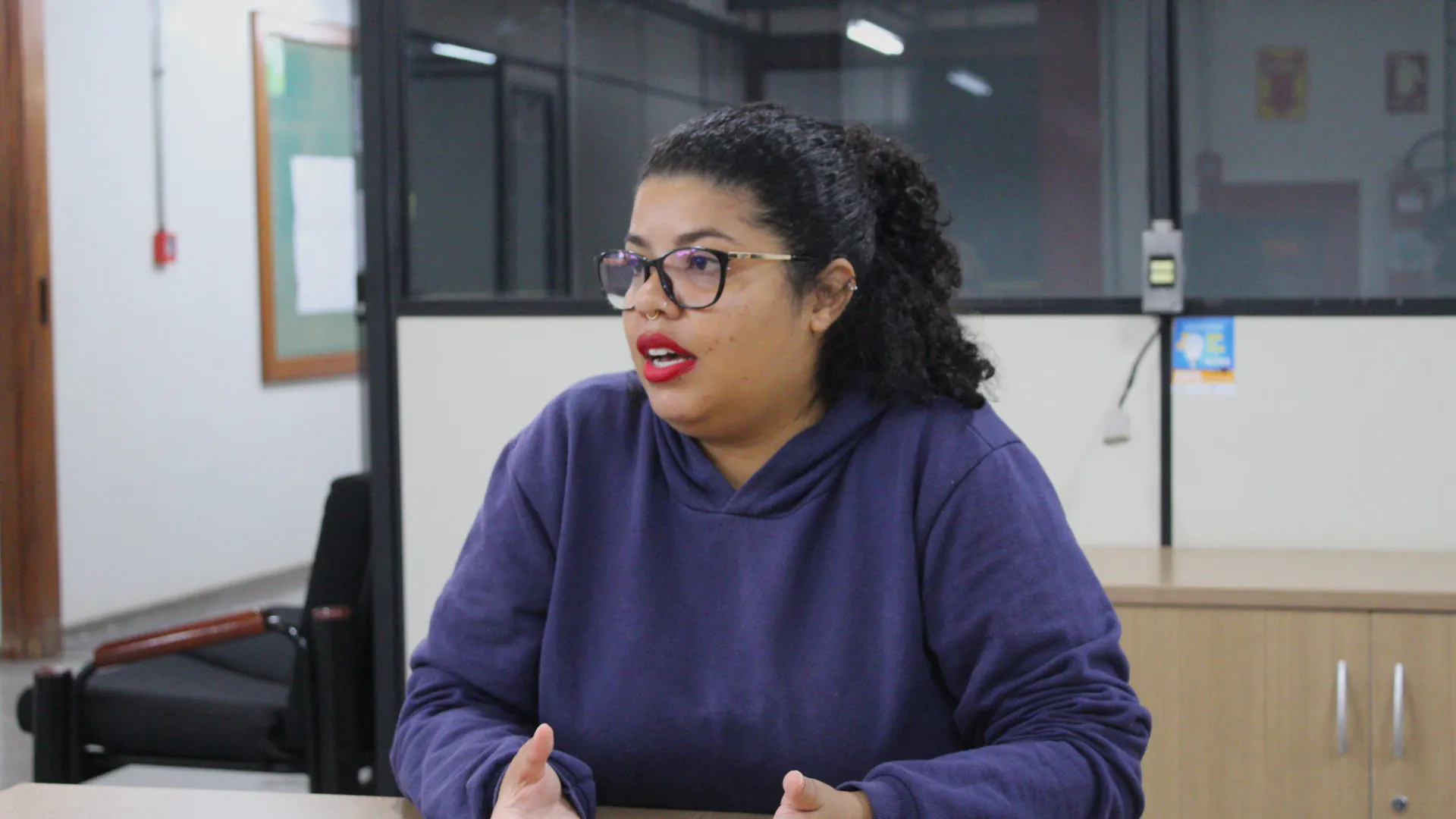 A pesquisadora Agatha Santana sendo entrevistada.