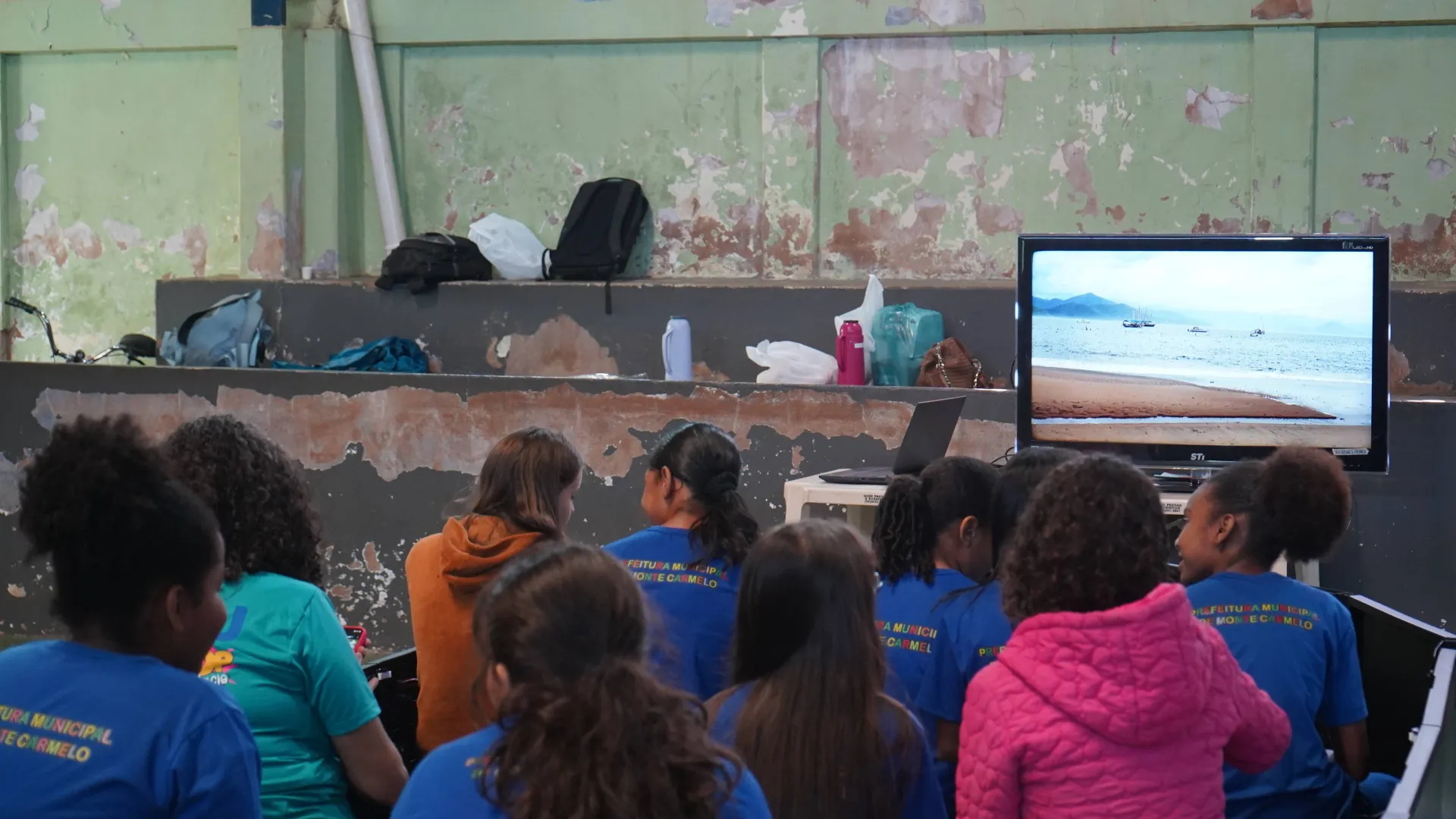 A sessão de cinema realizada no barco foi uma das atividades interativas que mais chamaram a atenção dos estudantes | Foto: Felix Nannini