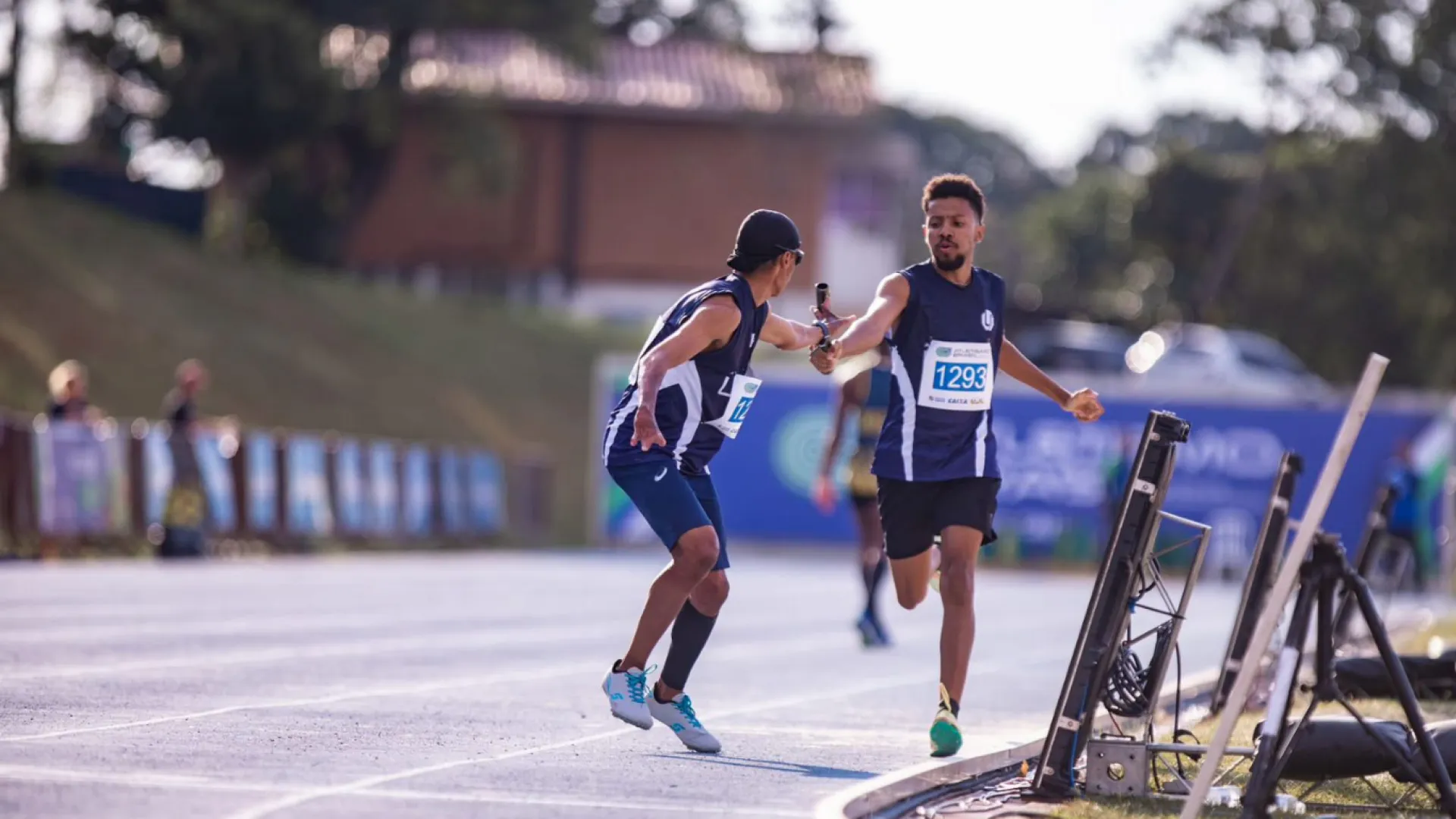 Vinícius Ferrari Martins e Gibson Miguel Marques durante a prova de revezamento dos 4x400 masculina