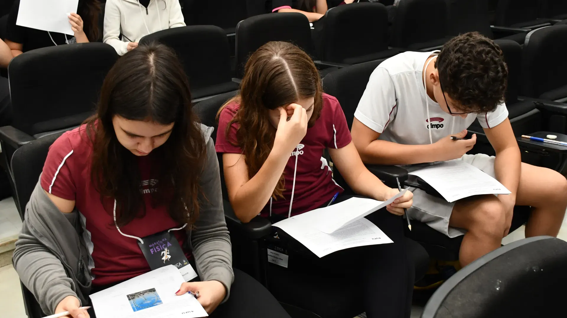 Estudantes do ensino médio fazendo uma das provas objetivas da maratona