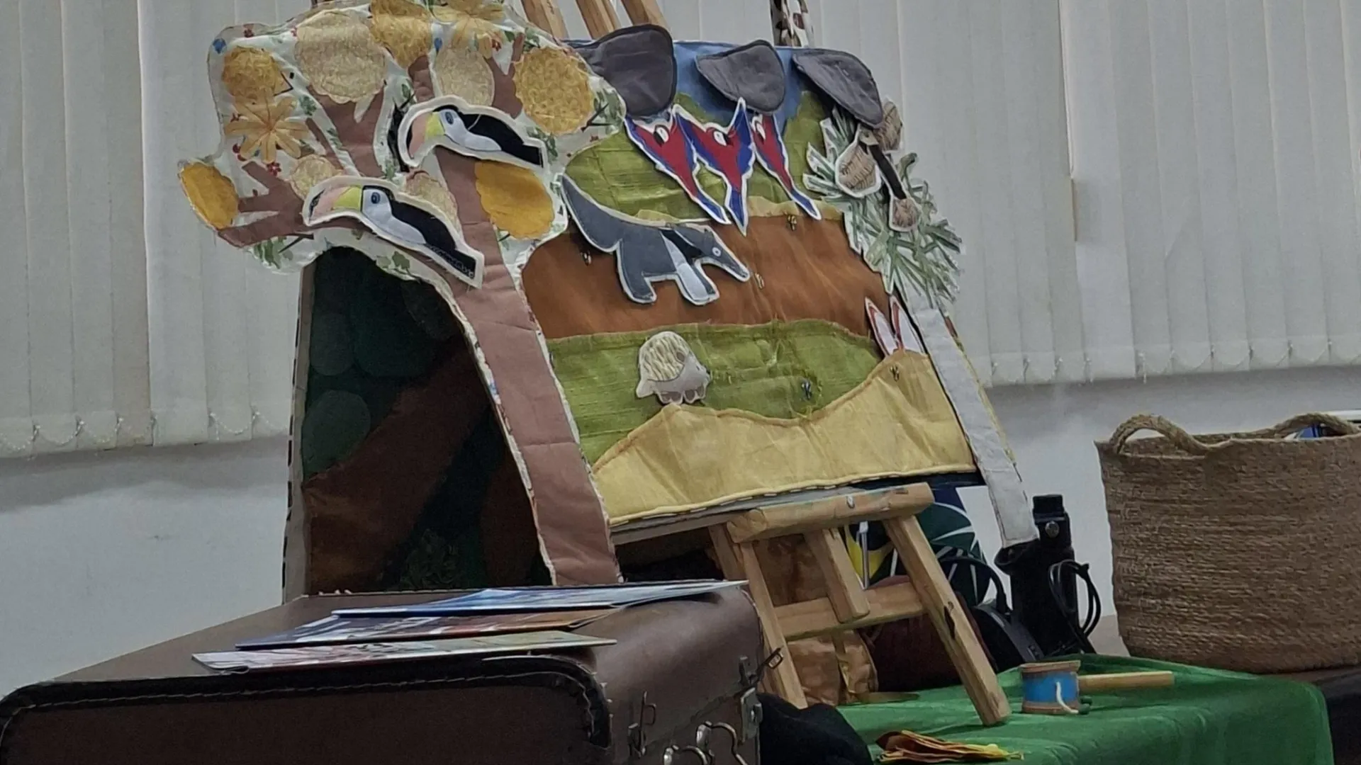 Painel em tecido com elementos da história.