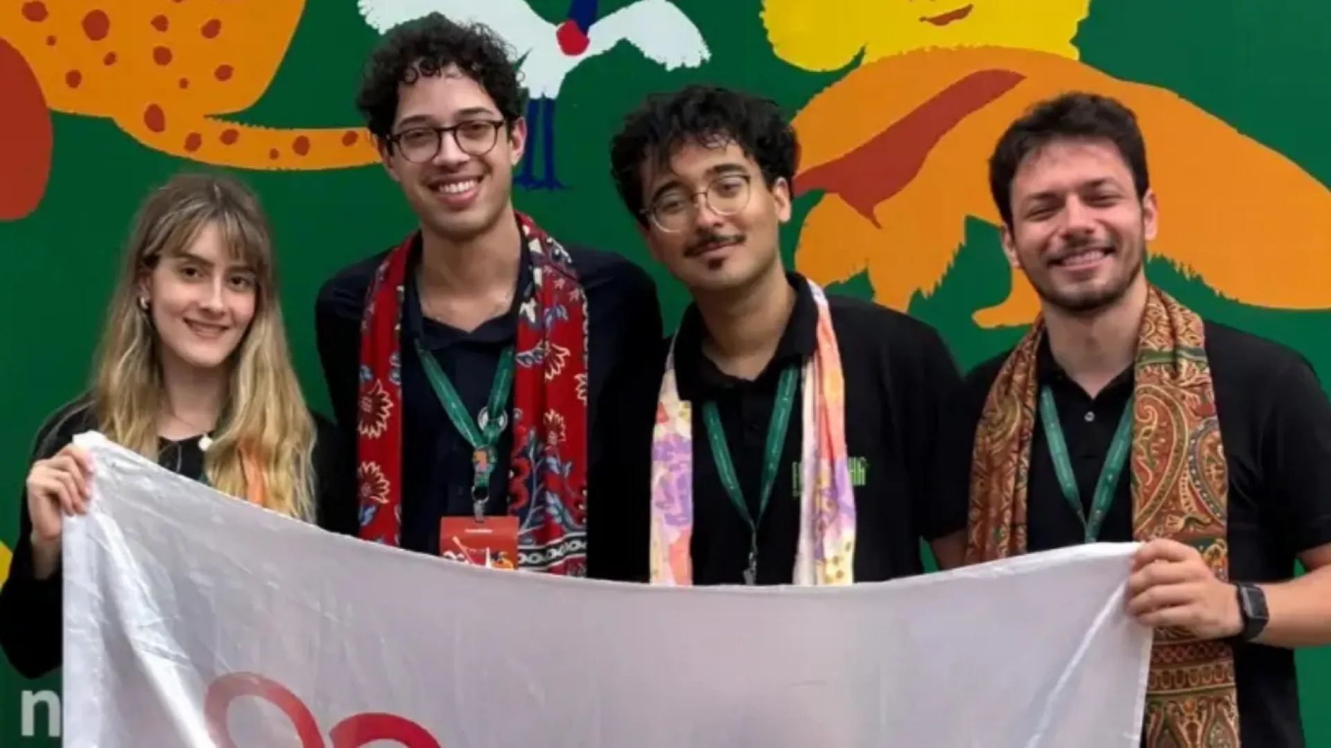 Quatro Estudantes seguram bandeira de projeto vencedor do prêmio Sebrae Supernova.
