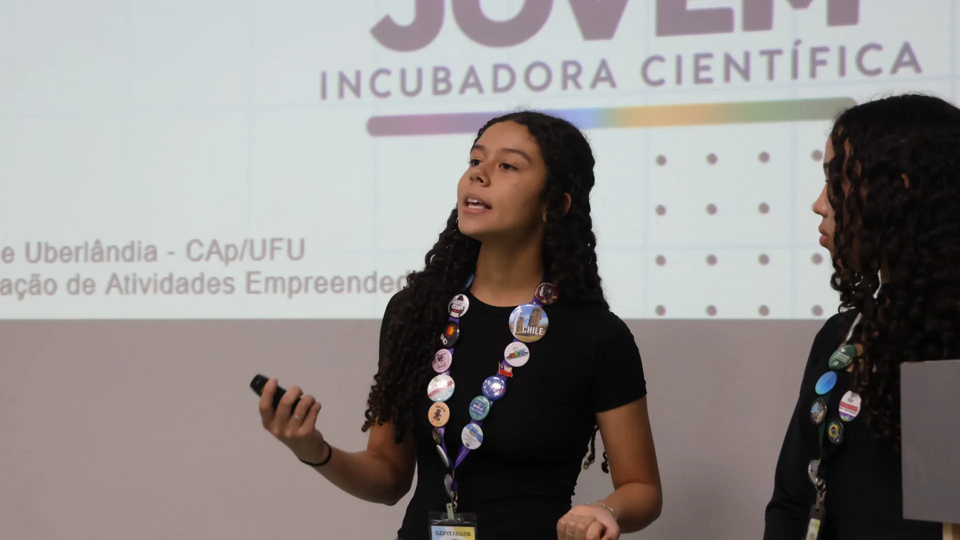 Aluna da equipe Inovajovem se apresentando no demoday.