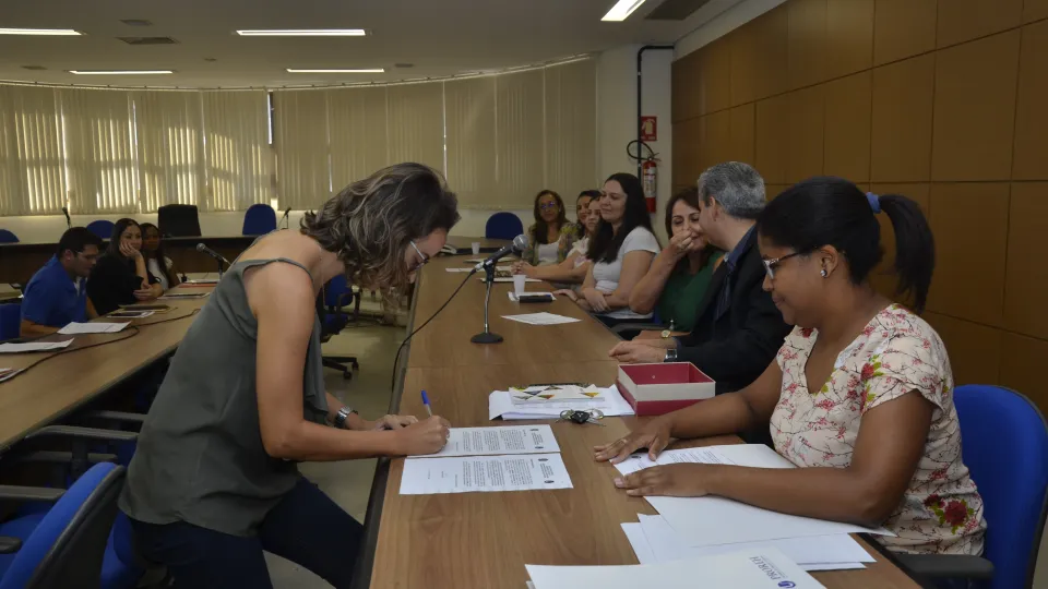 Servidores assinam documentação Foto: Milton Santos