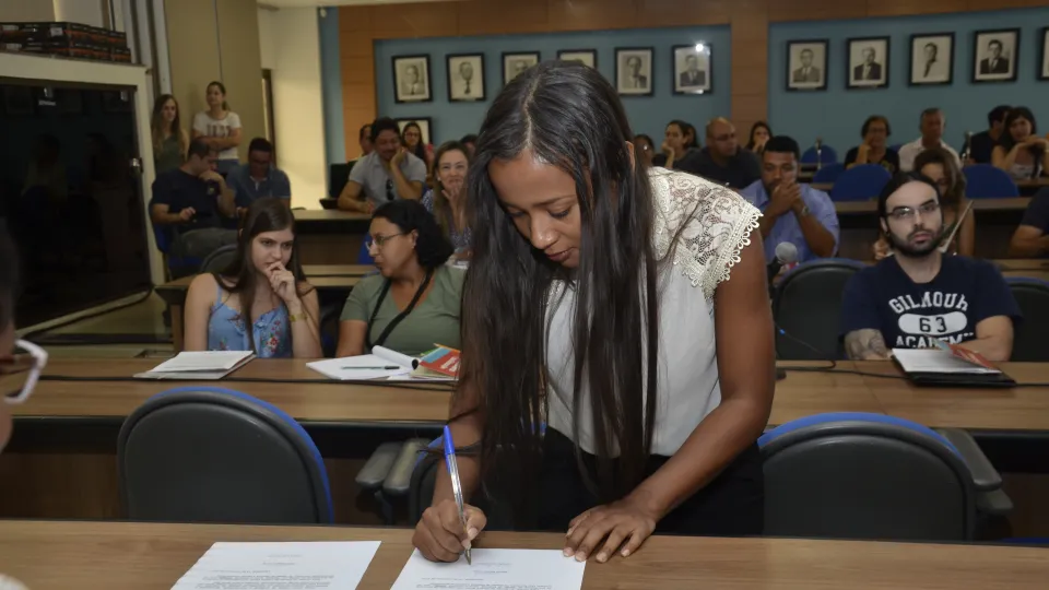 Servidores assinam documentação  Foto: Milton Santos