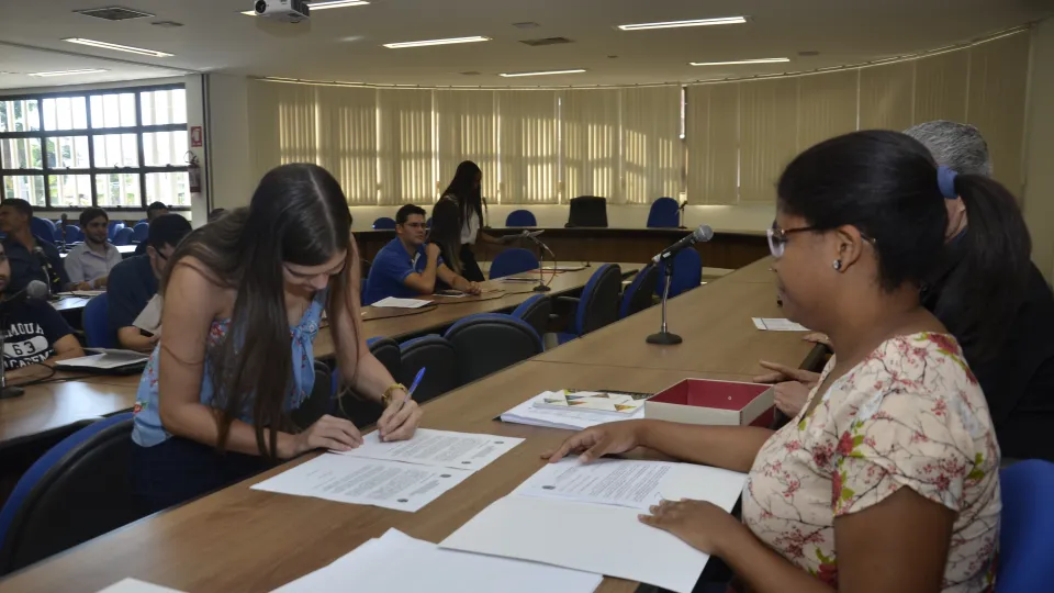 Servidores assinam documentação  Foto: Milton Santos