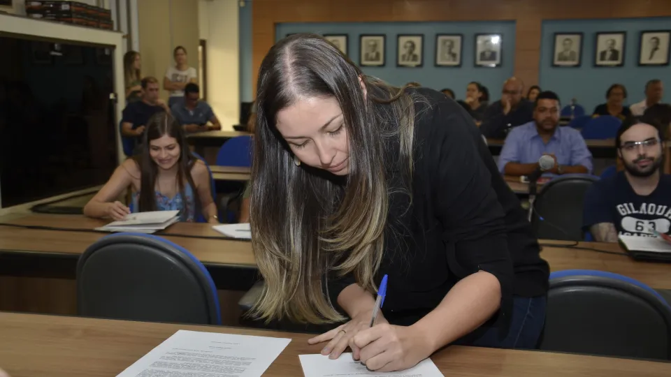 Servidores assinam documentação  Foto: Milton Santos