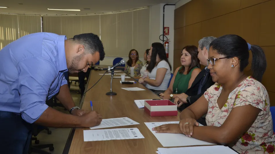 Servidores assinam documentação Foto: Milton Santos