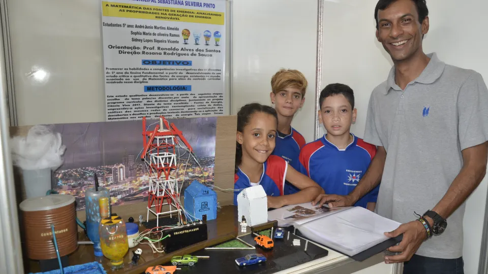 Estande de trabalhos dos alunos  (Foto: Milton Santos)