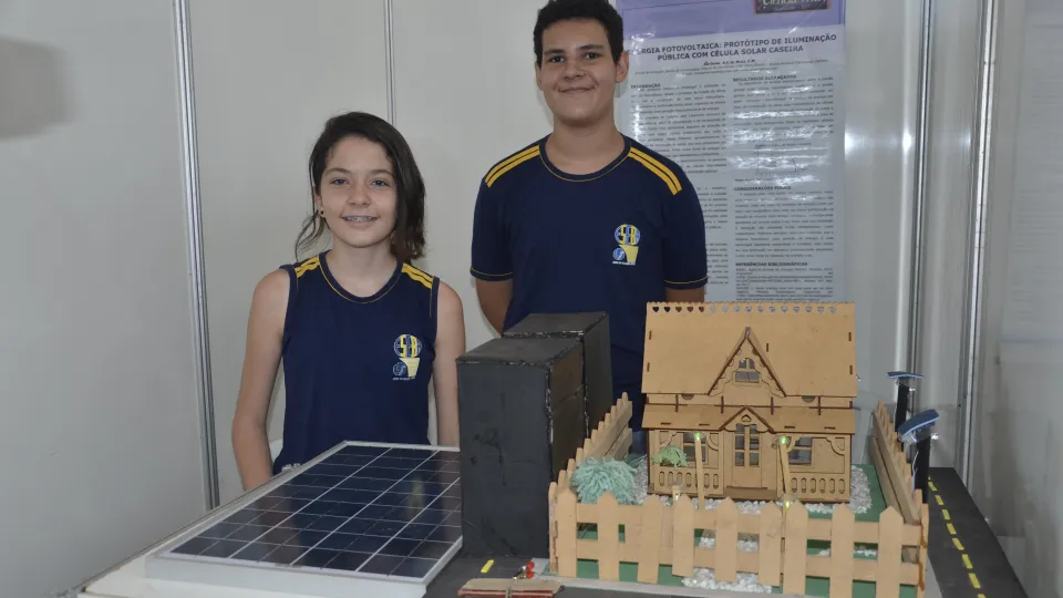 Estande de trabalhos dos alunos  (Foto: Milton Santos)