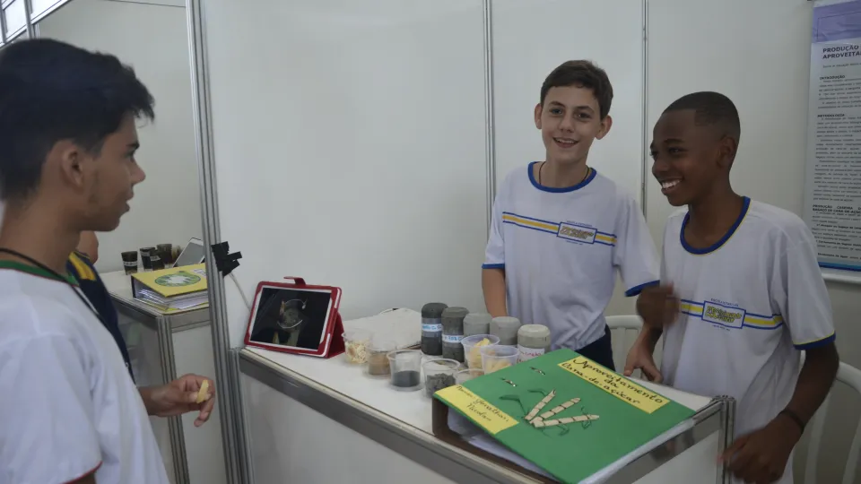 Estande de trabalhos dos alunos  (Foto: Milton Santos)