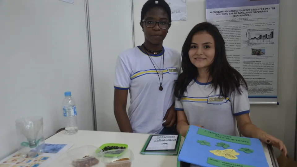 Estande de trabalhos dos alunos  (Foto: Milton Santos)