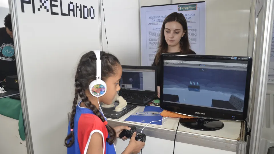 Estande de trabalhos dos alunos  (Foto: Milton Santos)
