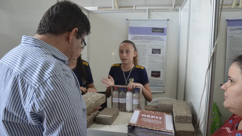 Estande de trabalhos dos alunos  (Foto: Milton Santos)