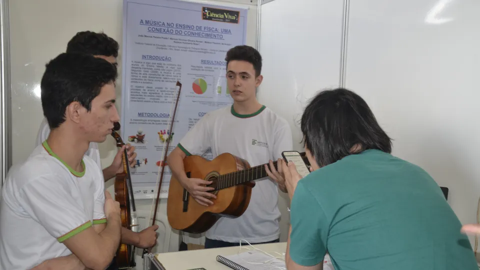 Estande de trabalhos dos alunos  (Foto: Milton Santos)