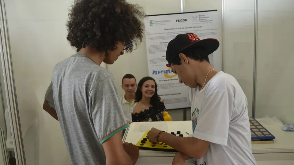 Estande de trabalhos dos alunos  (Foto: Milton Santos)