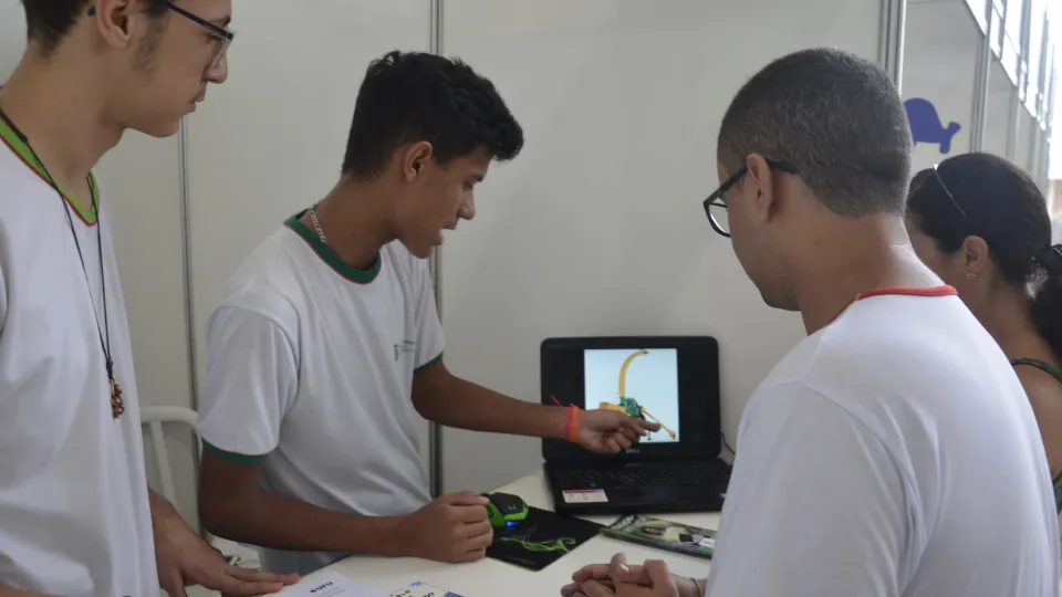 Estande de trabalhos dos alunos  (Foto: Milton Santos)