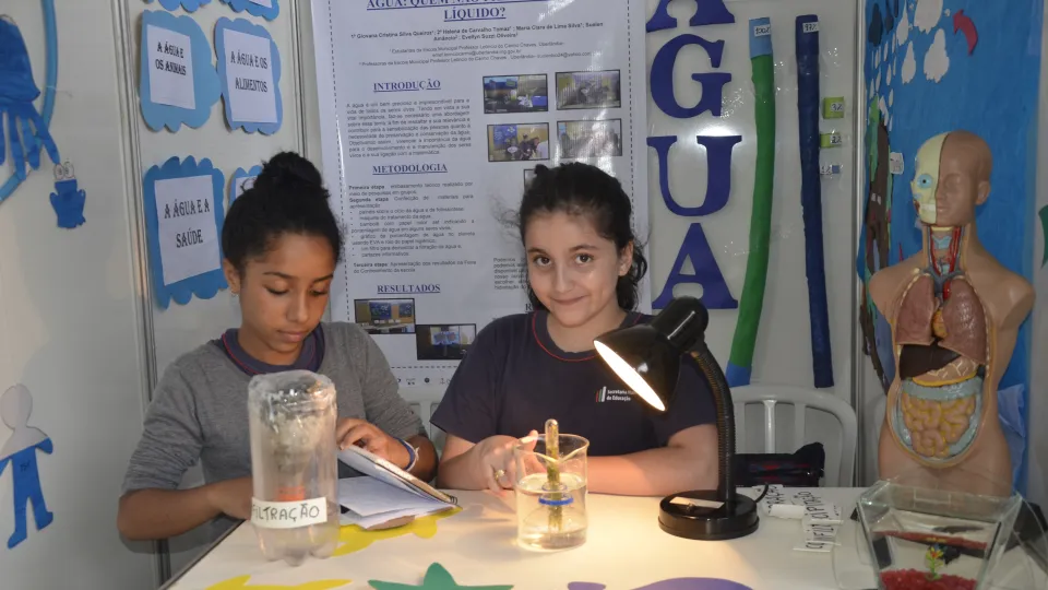 Estande de trabalhos dos alunos  (Foto: Milton Santos)