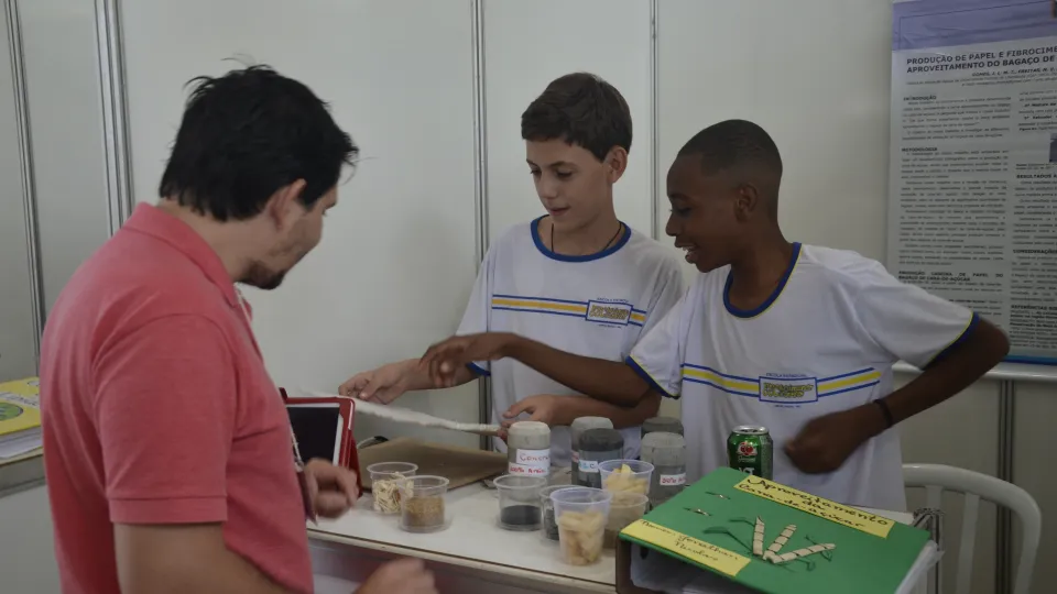 Estande de trabalhos dos alunos  (Foto: Milton Santos)