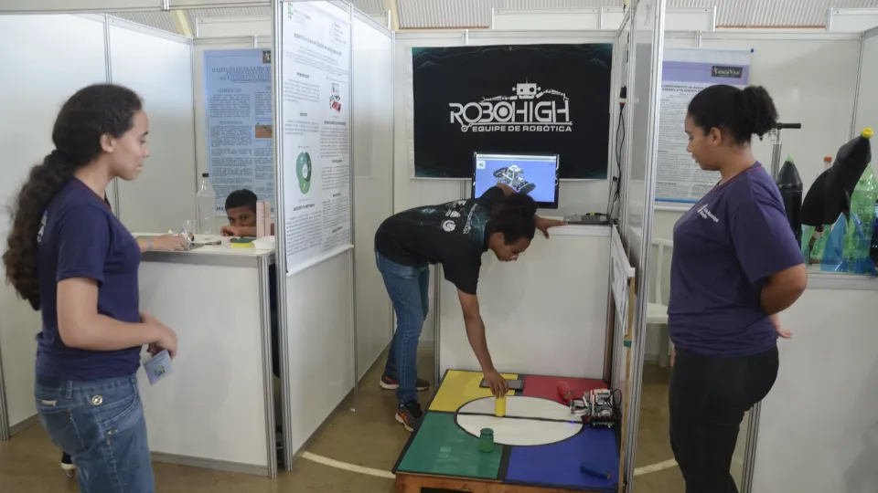 Estande de trabalhos dos alunos  (Foto: Milton Santos)