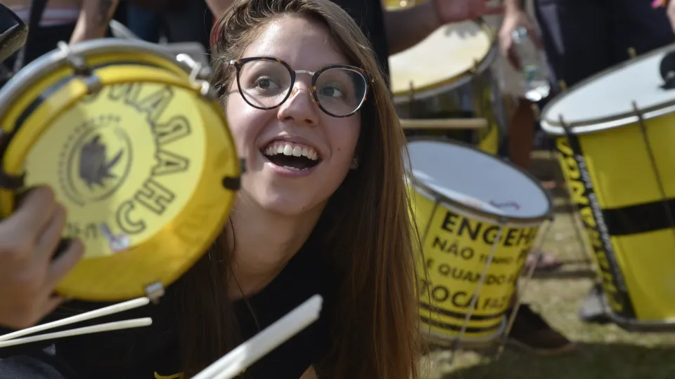 No Campus Santa Mônica os candidatos foram recepcionados pelas baterias dos estudantes da universidade (foto: Marco Cavalcanti)