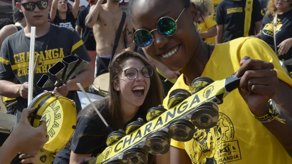 No Campus Santa Mônica os candidatos foram recepcionados pelas baterias dos estudantes da universidade (foto: Marco Cavalcanti)
