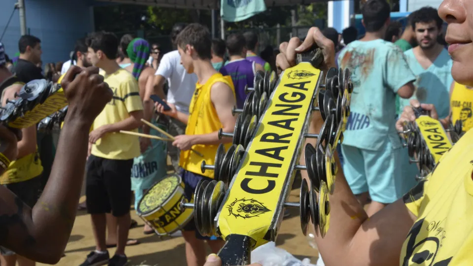 No Campus Santa Mônica os candidatos foram recepcionados pelas baterias dos estudantes da universidade (foto: Marco Cavalcanti)