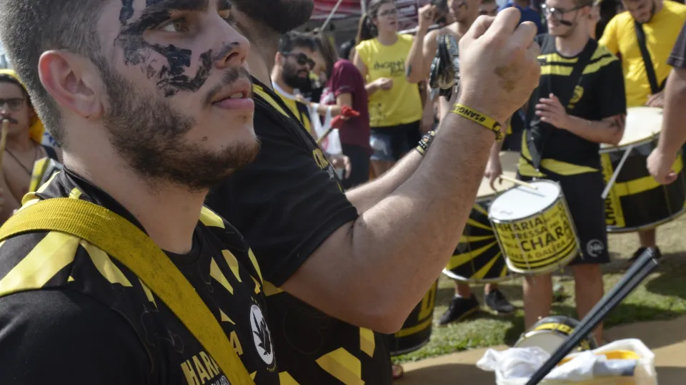 No Campus Santa Mônica os candidatos foram recepcionados pelas baterias dos estudantes da universidade (foto: Marco Cavalcanti)