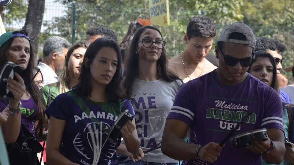 No Campus Santa Mônica os candidatos foram recepcionados pelas baterias dos estudantes da universidade (foto: Marco Cavalcanti)