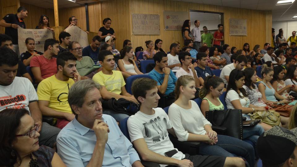 Em audiência pública  foi apresentada a atualização do Plano Diretor Físico do Campus Pontal e os projetos urbanístico e paisagístico elaborados pela Faculdade de Arquitetura e Urbanismo (Fotos: Milton Santos).