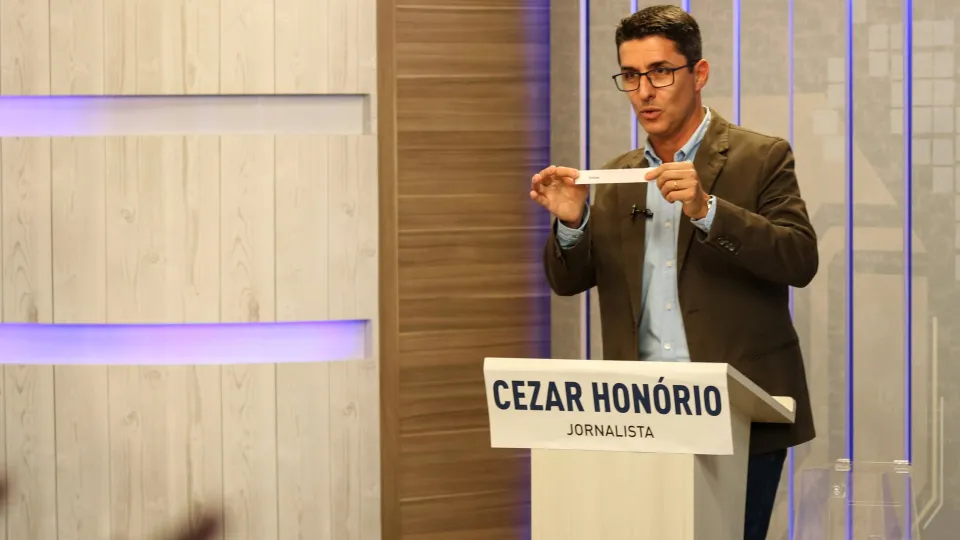 O jornalista Cezar Honório foi o mediador do debate (foto: Marco Cavalcanti)