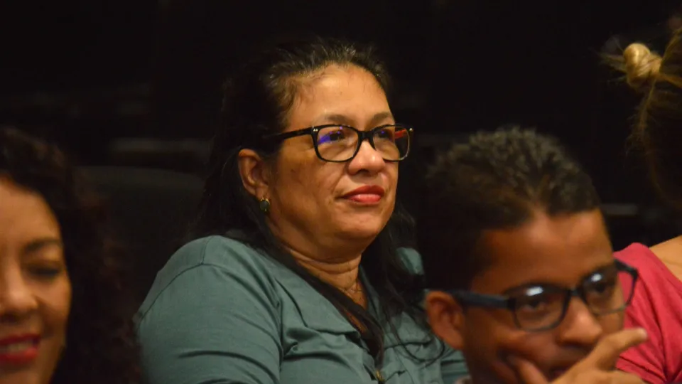 Plateia durante mesa-redonda Libras e Literatura Surda (Foto: fabiano Goulart)