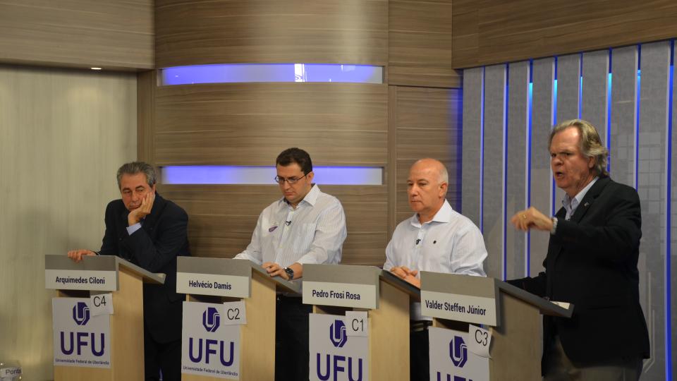 O debate é transmitido ao vivo pela TV Universitária. (Foto: Milton Santos)