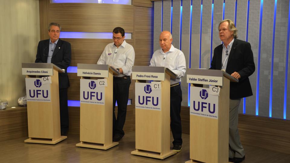 O debate é transmitido ao vivo pela TV Universitária. (Foto: Milton Santos)