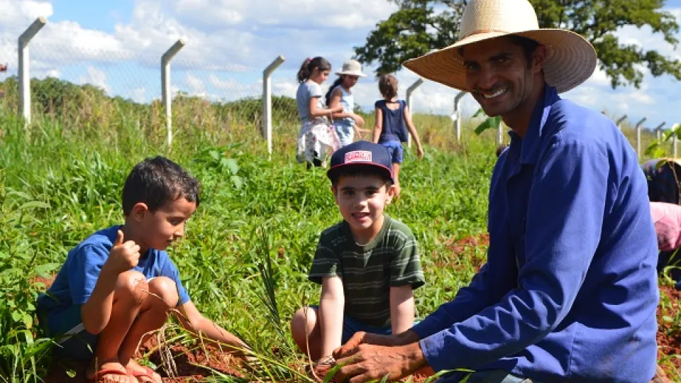 Foram plantadas cerca de 180 mudas doadas (foto: divulgação)
