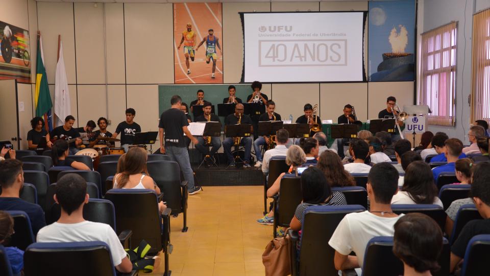 Recepção dos ingressantes do semestre letivo 2018-1 teve a participação da Orquestra Popular do Cerrado (foto: Milton Santos)