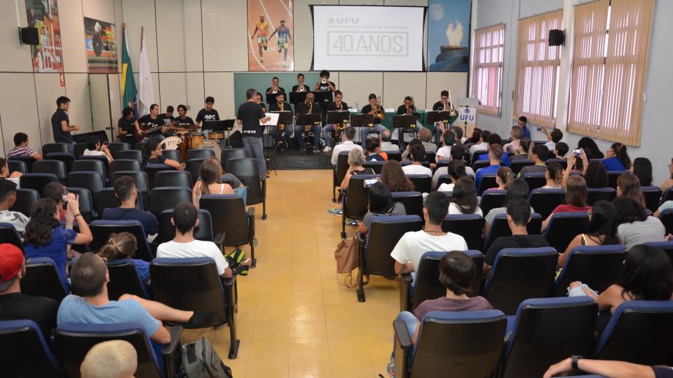 Recepção dos ingressantes do semestre letivo 2018-1 teve a participação da Orquestra Popular do Cerrado (foto: Milton Santos)