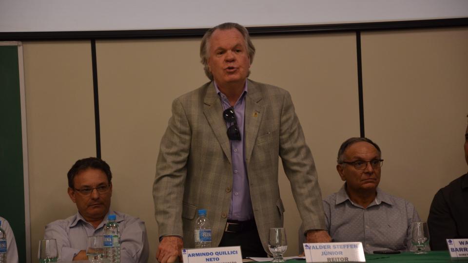 Reitor da UFU, Valder Steffen Júnior participou do evento (foto: Milton Santos) 