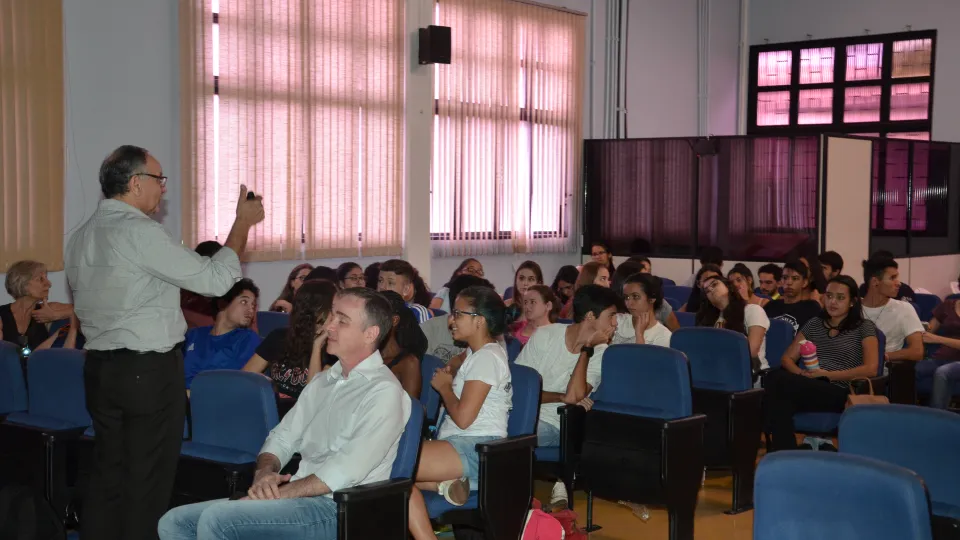 O professor Waldenor Barros Moraes Filho ministrou a palestra "Internacionalização da Educação Superior e a formação do profissional do futuro" (foto: Milton Santos)