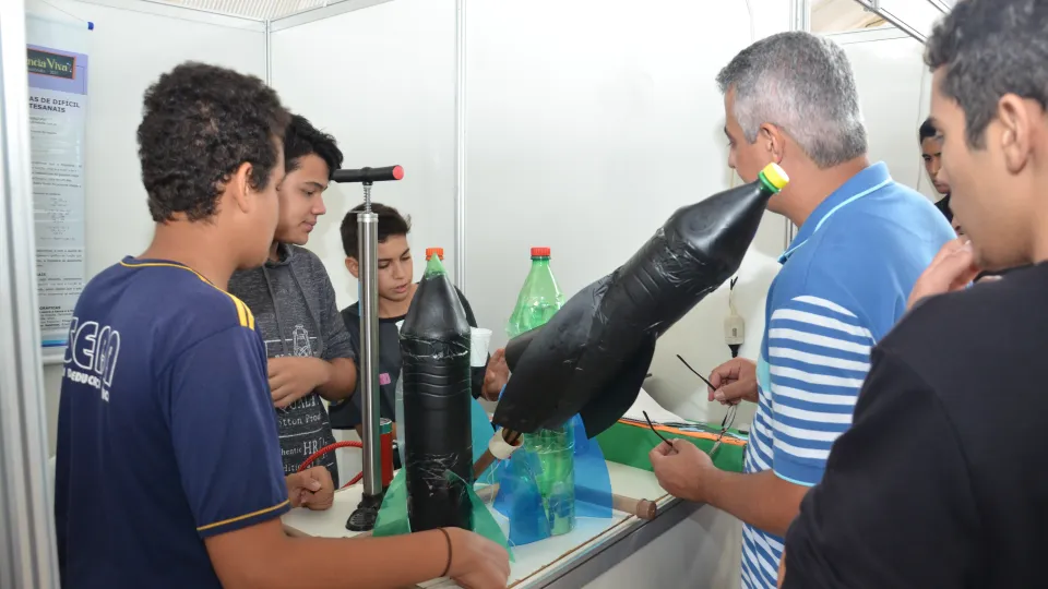 Estande de trabalhos dos alunos  (Foto: Milton Santos)