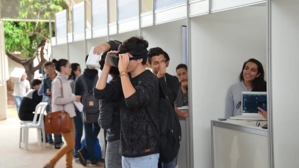 Estande de trabalhos dos alunos  (Foto: Milton Santos)