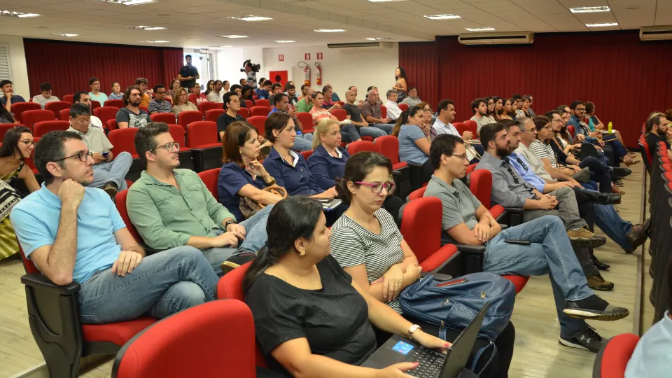 Aula aconteceu no auditório do Bloco 5S do Campus Santa Mônica (Foto: Milton Santos)