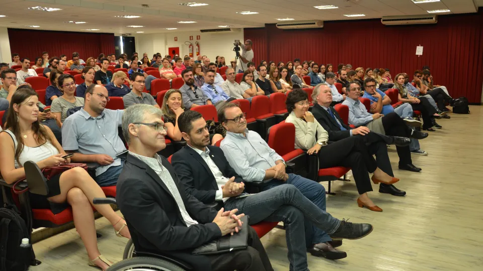 Aula aconteceu no auditório do Bloco 5S do Campus Santa Mônica (Foto: Milton Santos)
