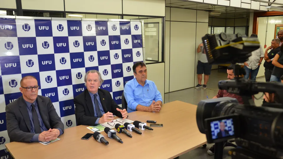 Coletiva aconteceu na manhã de terça-feira, dia 10 (Foto: Milton Santos)