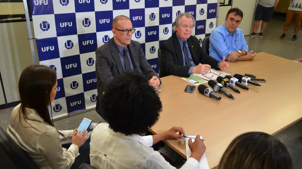 Coletiva aconteceu na manhã de terça-feira, dia 10 (Foto: Milton Santos)