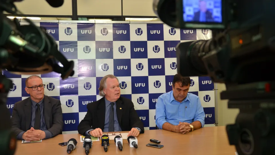 Coletiva aconteceu na manhã de terça-feira, dia 10 (Foto: Milton Santos)