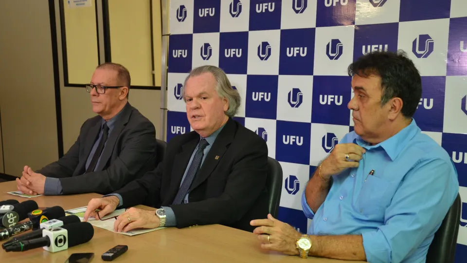 Coletiva aconteceu na manhã de terça-feira, dia 10 (Foto: Milton Santos)